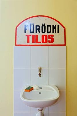 Fürödni tilos felirat, egy mosdó felett-stock-foto