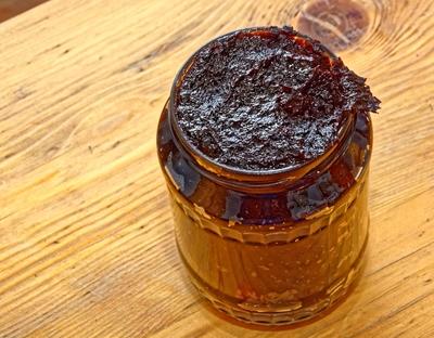 Szilvalekvár a nemtudom szilvából, három napig kevere, üvegben, Panyolából,Szabolcs-stock-foto