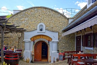 Római pincs Hévíz-Egregyen, bejárat-stock-foto