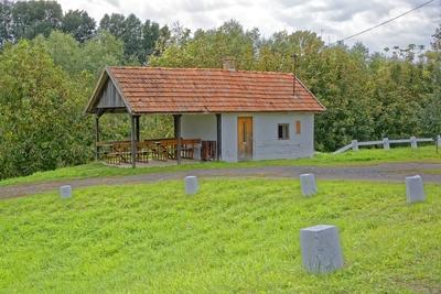 Csónakház a Szamos partján Panyolában-stock-foto