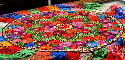 Nagy asztalterítő matyó hímzéssel-stock-foto