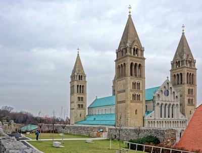 Pécs, Barbakán bástya és a városfal, mögötte a Szent Péter és Pál Bazilika-stock-foto