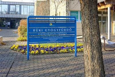 Büki Gyógyfürdő bejárata-stock-foto
