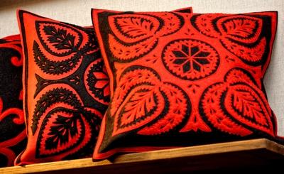 Fekete párnák erdélyi mintákkal horgolt-stock-foto