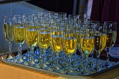 Sok pezsgő pohárban pezsgő ital-stock-foto