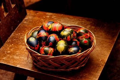 Húsvéti tojások magyar mintával egy kosárban-stock-foto