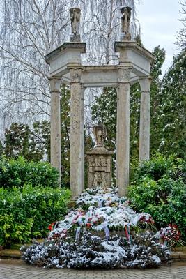 Szatmárcseke, Kölcsey Ferenc síremléke a református csónakos fejfás temetőben-stock-foto