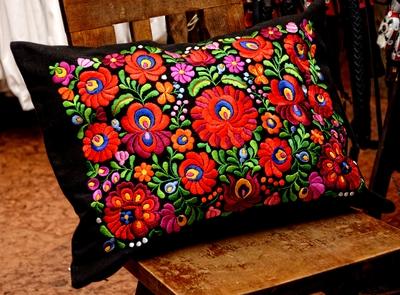 Fekete párna matyó hímzéssel-stock-foto