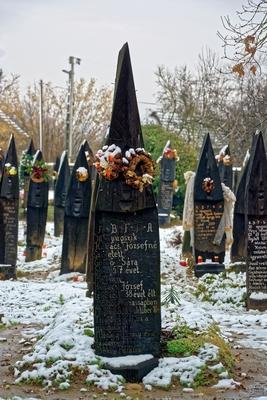 Szatmárceke, szokatlan, csónak alakú fejfa a református temetőben-stock-foto