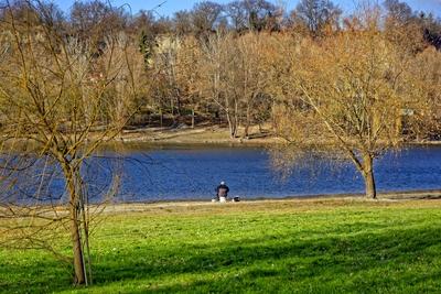 Horgász a duna mellékfolyón-stock-foto