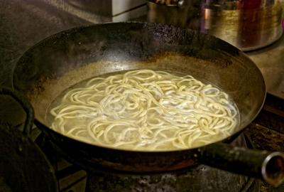 Lahman,längmän tojás nélküli ujguri tészta a wokban-stock-foto