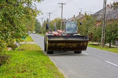 Markoló gép Panyolán a Szombathelyi utcában-stock-foto