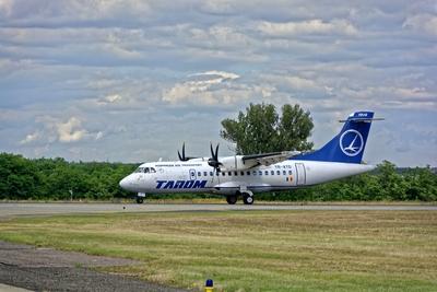 Ferihegy repülőtér, Tarom Romain Air Transport, Sky Team propeller repülőgép leszállt-stock-photo