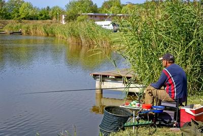 Horgász a martfűi horgásztónál-stock-foto