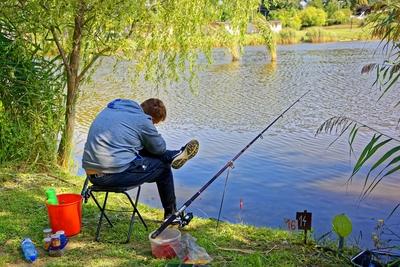 Horgász  unottan várja a kapást a martfűi horgásztónál-stock-foto
