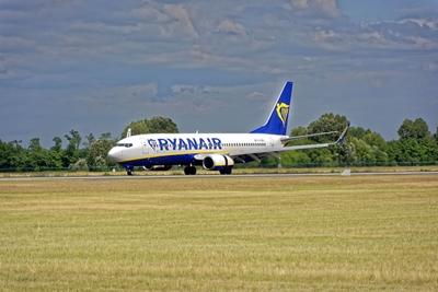 Ferihegy repülőtér, Ryanair A320 leszállt-stock-foto