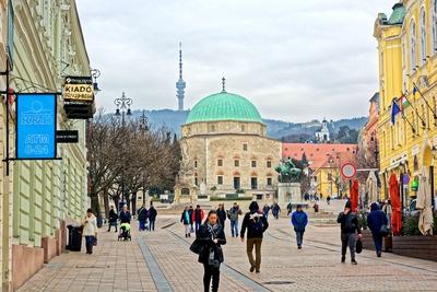 Pécs, Gázi Kászim pasa dzsámija  és a TV torony-stock-foto