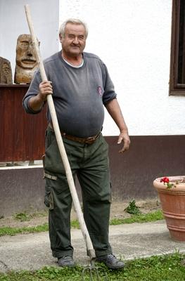 Igazi szatmári ember, férfi vas villát tart, Panyolában-stock-foto