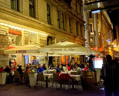 Ill Pastaio étterem Budapesten éjjeli fényben-stock-foto