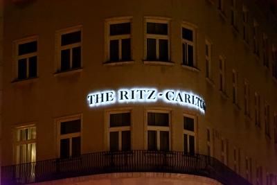 The Ritz Carlton hotel világító felirat éjszaka-stock-foto