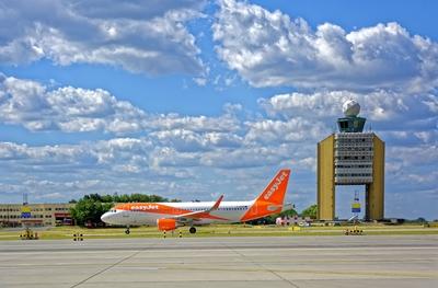 Ferihegy repülőtér, Easyjet A320 felszállás közben-stock-foto