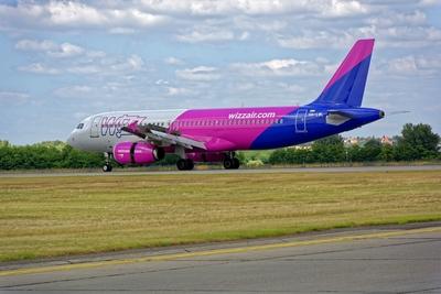 Ferihegy repülőtér, Wizzair A320 leszállt, oldalnézett-stock-foto