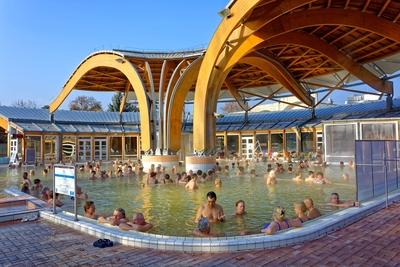 Büki Gyógyfürdő külső medence-stock-foto