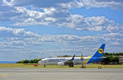 Ferihegy repülőtér, Ukraine International A320 felszállás előtt-stock-foto