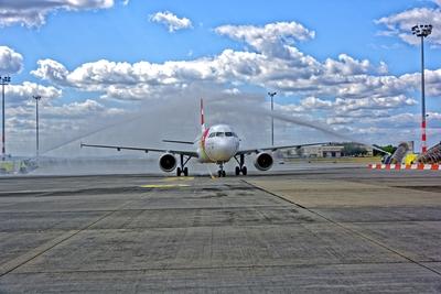Ferihegy repülőtér, TAP Portugal Amadeo de Souza Cardoso A 319 elhalad a vízsugár alatt-stock-foto