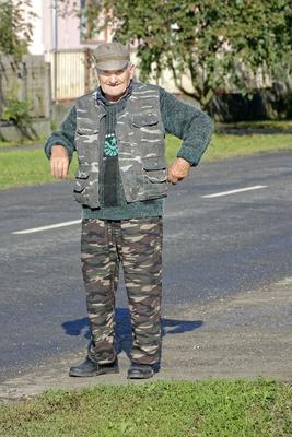 Igazi szatmári ember, idős férfi katona öltözékben, Panyolán-stock-photo