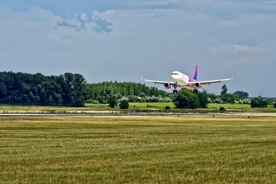 Ferihegy repülőtér, Wizzair A320 leszállás közben-stock-foto