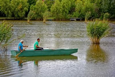 Két férfi egy zöld horgász csónakban a martfűi horgásztavon-stock-photo