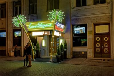 Las Vegas játék casino éjjeli fényben, Budapesten-stock-photo