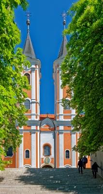Máriagyűd kegytemplom, zarándokok a lépcsőn-stock-foto