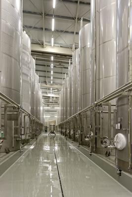 Grand Tokaj óriási érlelőtartályok Tolcsván-stock-foto