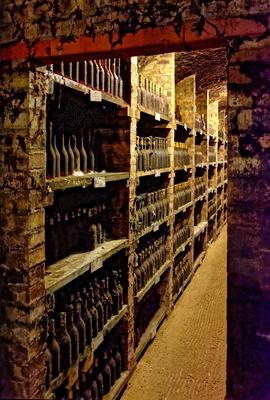 Grand Tokaj, muzeális borok tárolása a Szegi pincében-stock-foto