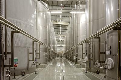 Grand Tokaj érlelőtartályok a pincészetben-stock-foto