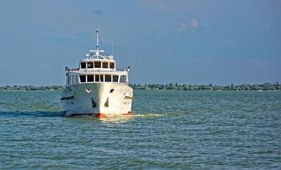 Személyszállító hajó a Balatonon-stock-foto
