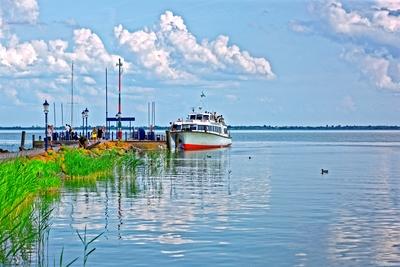 Személyszállító hajó kiköt a balatongyöröki kikötőben-stock-foto