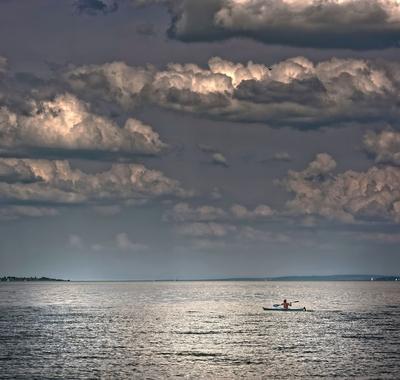 Balatonon zivar előtt menekülő kenus-stock-foto