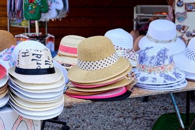Nyári Kalap vásár-stock-foto
