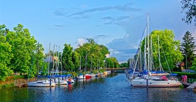 Vitorlahajók kikötő Balatonmáriafürdőn-stock-foto