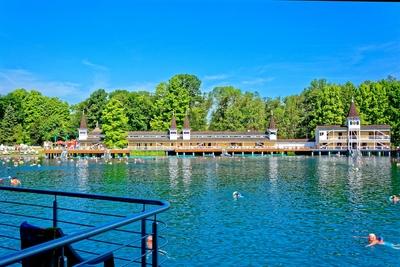 Hévíz gyógyfürdő fürdőházakkal-stock-foto