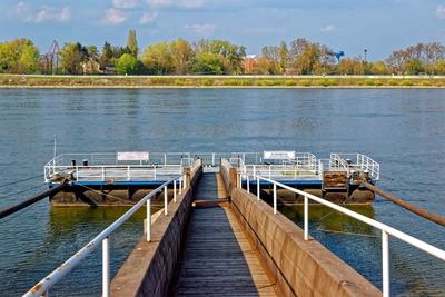 Móló, hajó kikötõ a dunán Komáromnál-stock-foto