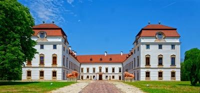 Eszterházy kastély díszudvarral,Pápán-stock-foto