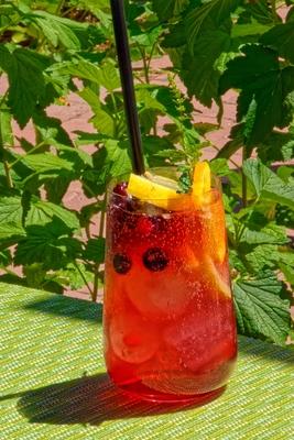 Üditõ ital erdei gyümölccsel, citrommal és jégkockákkal-stock-foto