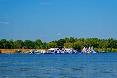 Tisza-tó,Sarud strandfürdõ vízijátszótérrel-stock-foto