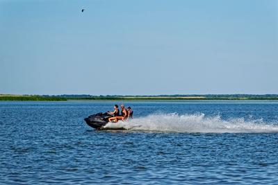 Tisza-tó Sarud, hárm személy száguldanak egy jet-skin-stock-foto