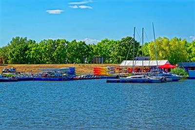 Tisaz-tó hajókikötõ, mólók Sarudnál-stock-foto
