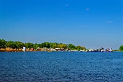 Tisza-tó Sarud,strandfürdõ ránézés a tóból-stock-foto